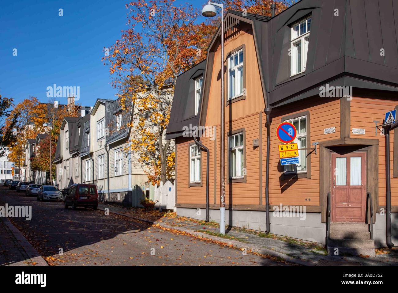 Vista sulla via Virtaintie nel quartiere Puu-Vallila di Helsinki, Finlandia Foto Stock