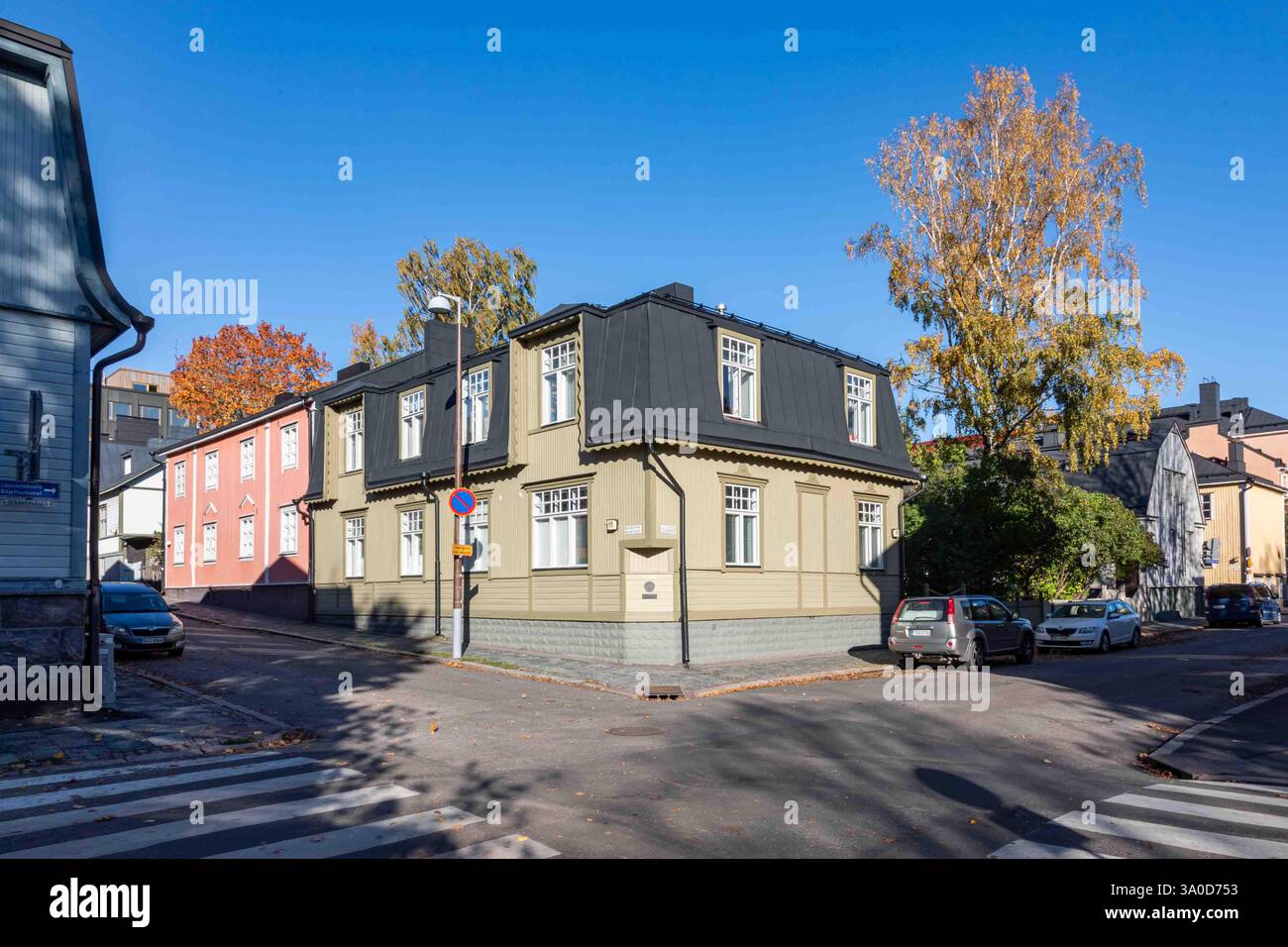 Edificio residenziale in legno all'angolo tra Suvannontie e Keuruuntie in una soleggiata giornata autunnale nel quartiere Puu-Vallila di Helsinki, Finlandia Foto Stock