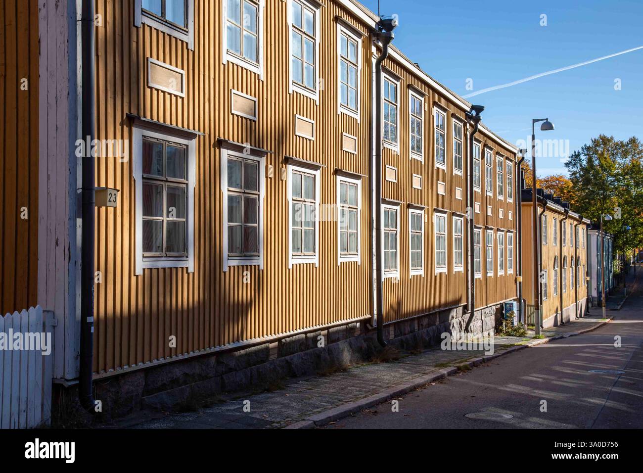 Vista sulla via Vanajantie nel quartiere Puu-Vallila di Helsinki, Finlandia Foto Stock