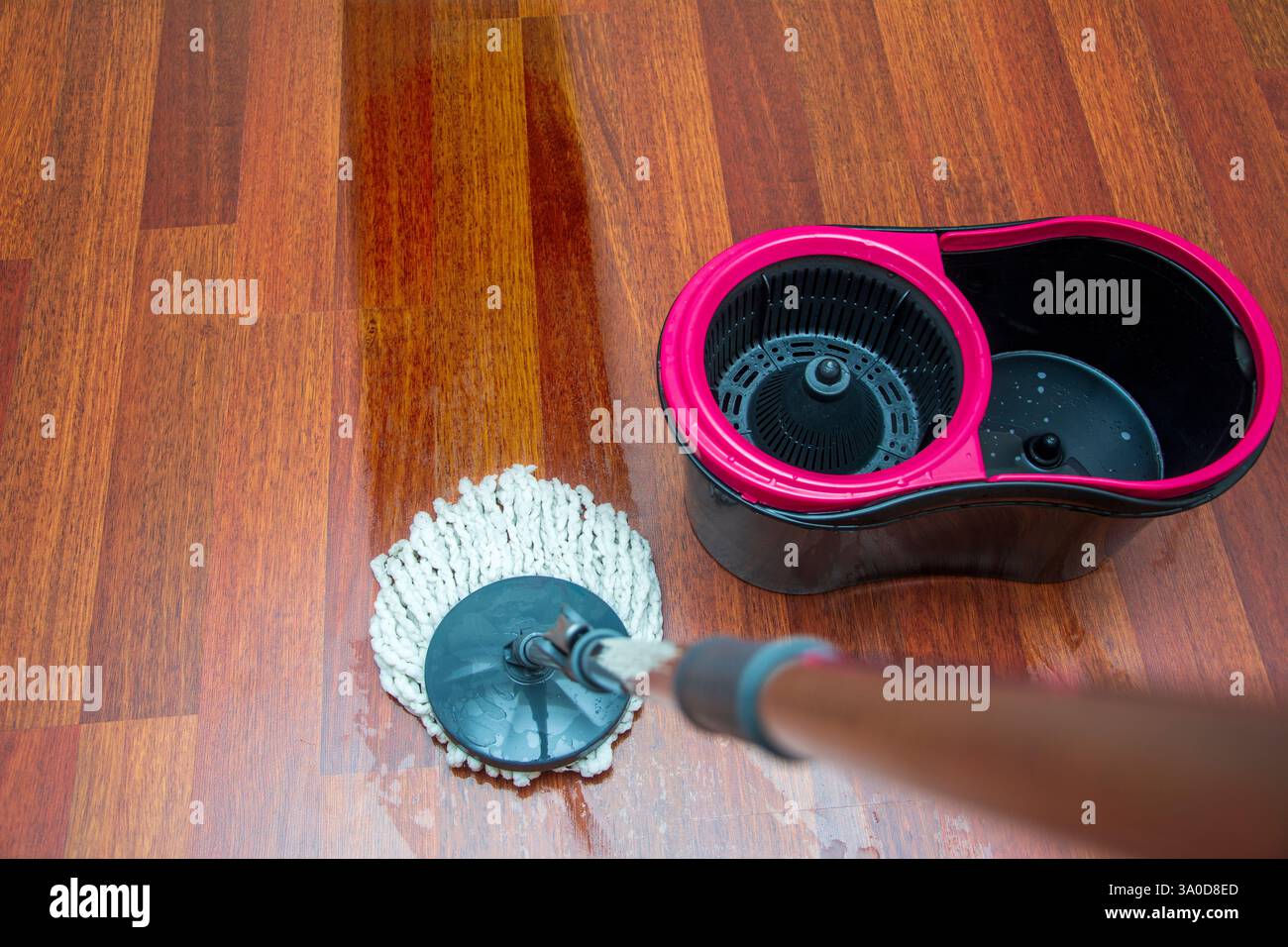 Vista dall'alto del panno per la pulizia del parquet marrone Foto Stock