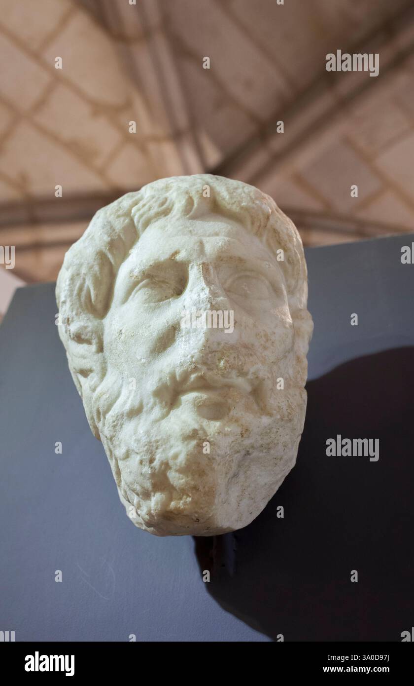 Lisbona, Portogallo - 1 marzo 2020: Capo di Endovellicus, dio lusitano pre-romano. Museo nazionale di archeologia, Lisbona, Portogallo Foto Stock