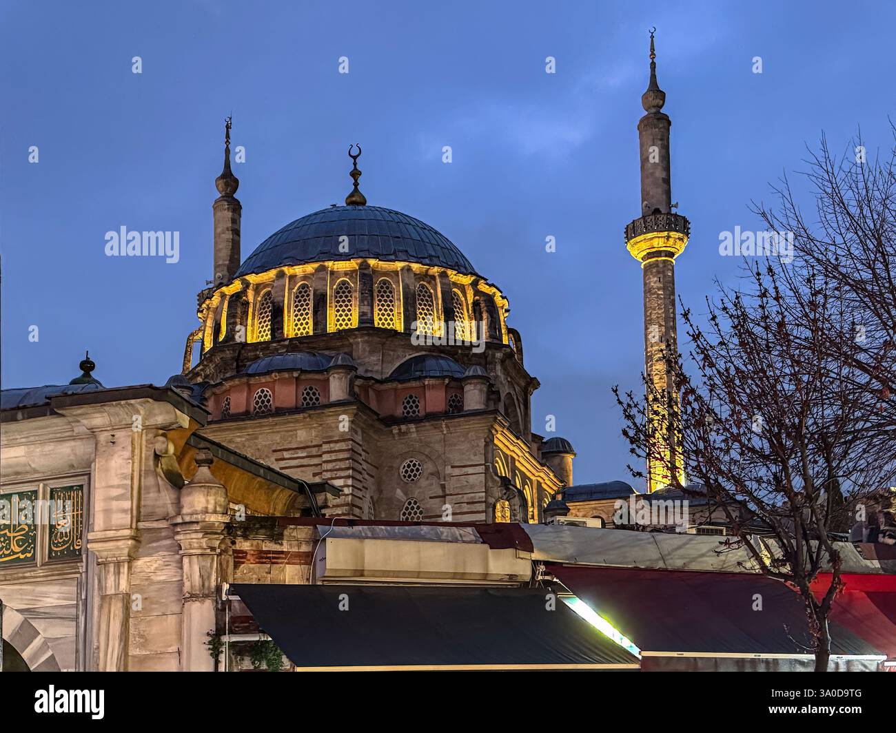 Una moschea Laleli splendidamente illuminata che si erge contro un cielo crepuscolo, che mette in risalto intricati dettagli architettonici e torreggianti minareti, Istanbul, Turchia Foto Stock