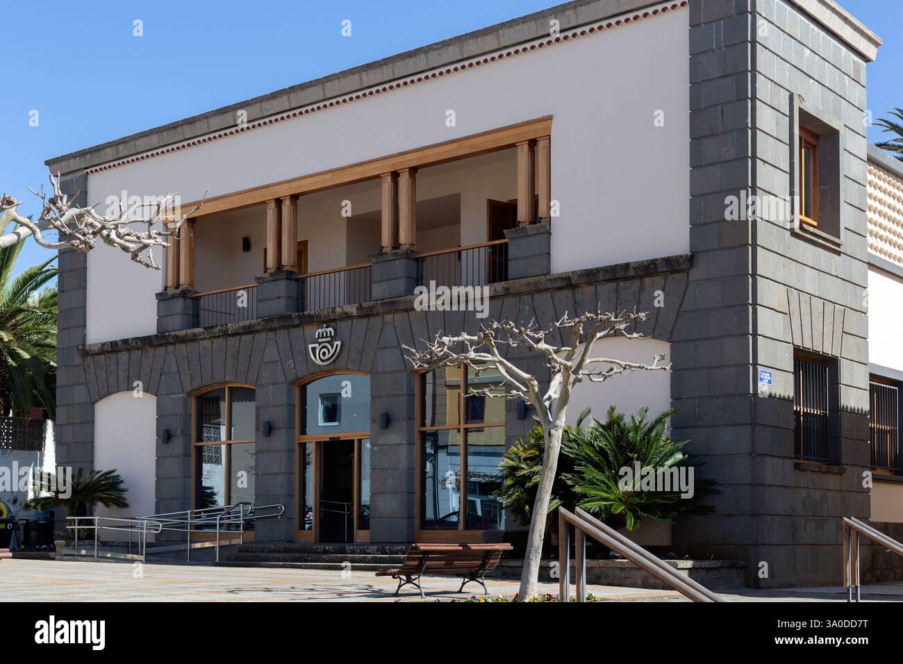 LA LAGUNA, ISOLE CANARIE - 7 FEBBRAIO 2025: Vista esterna dell'edificio degli uffici postali (Correos ) in Plaza de Santo Domingo y Correos Foto Stock
