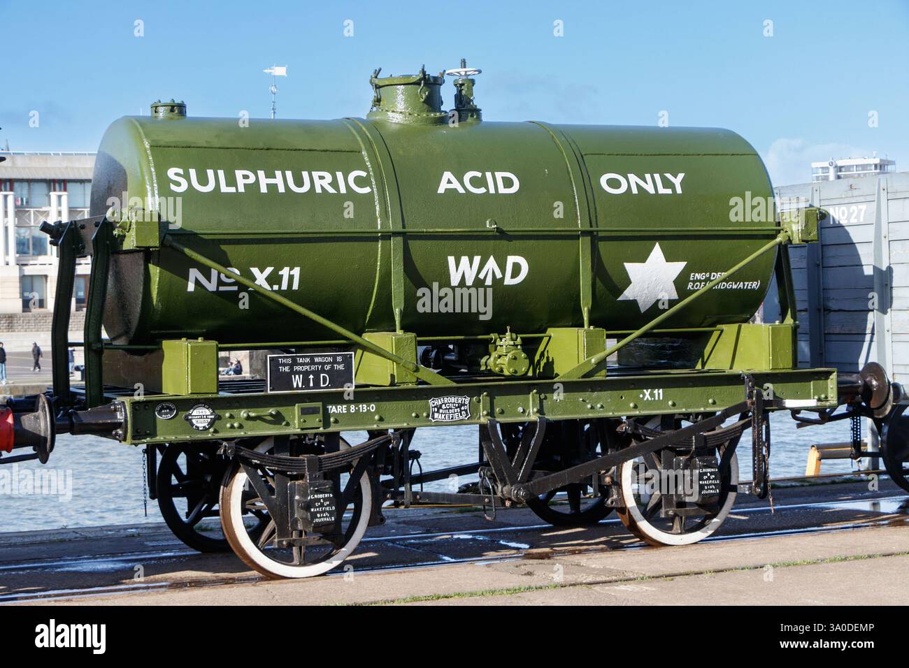 vagone ferroviario con serbatoio per trasporto di liquidi vintage verde con scrittura bianca di acido solforico solo su banchine bristol uk Foto Stock