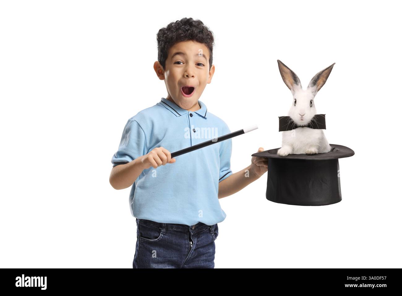 Ragazzo che regge un cappello mago con un coniglio isolato su sfondo bianco Foto Stock