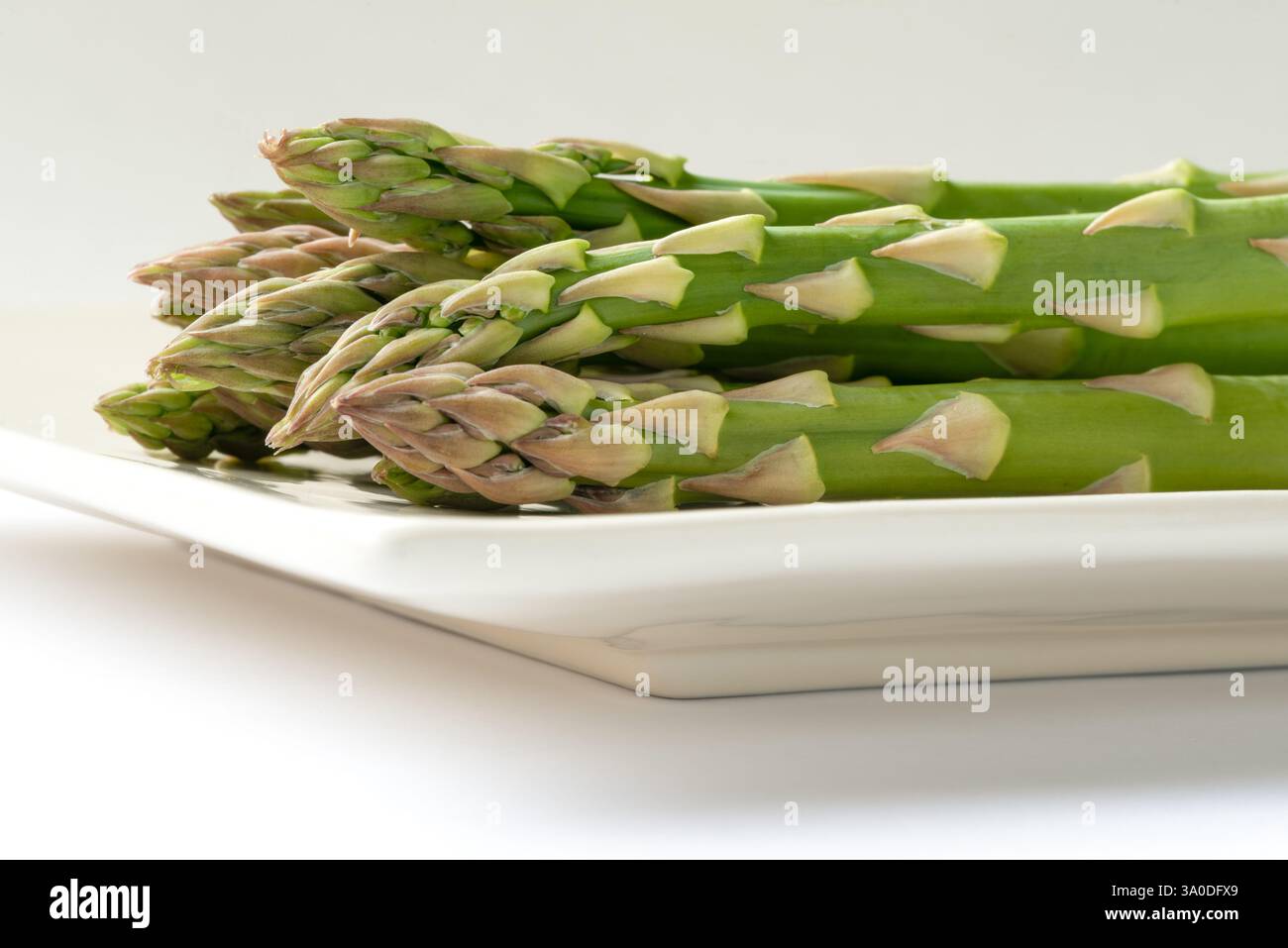 Lancia di asparagi su un piatto Foto Stock