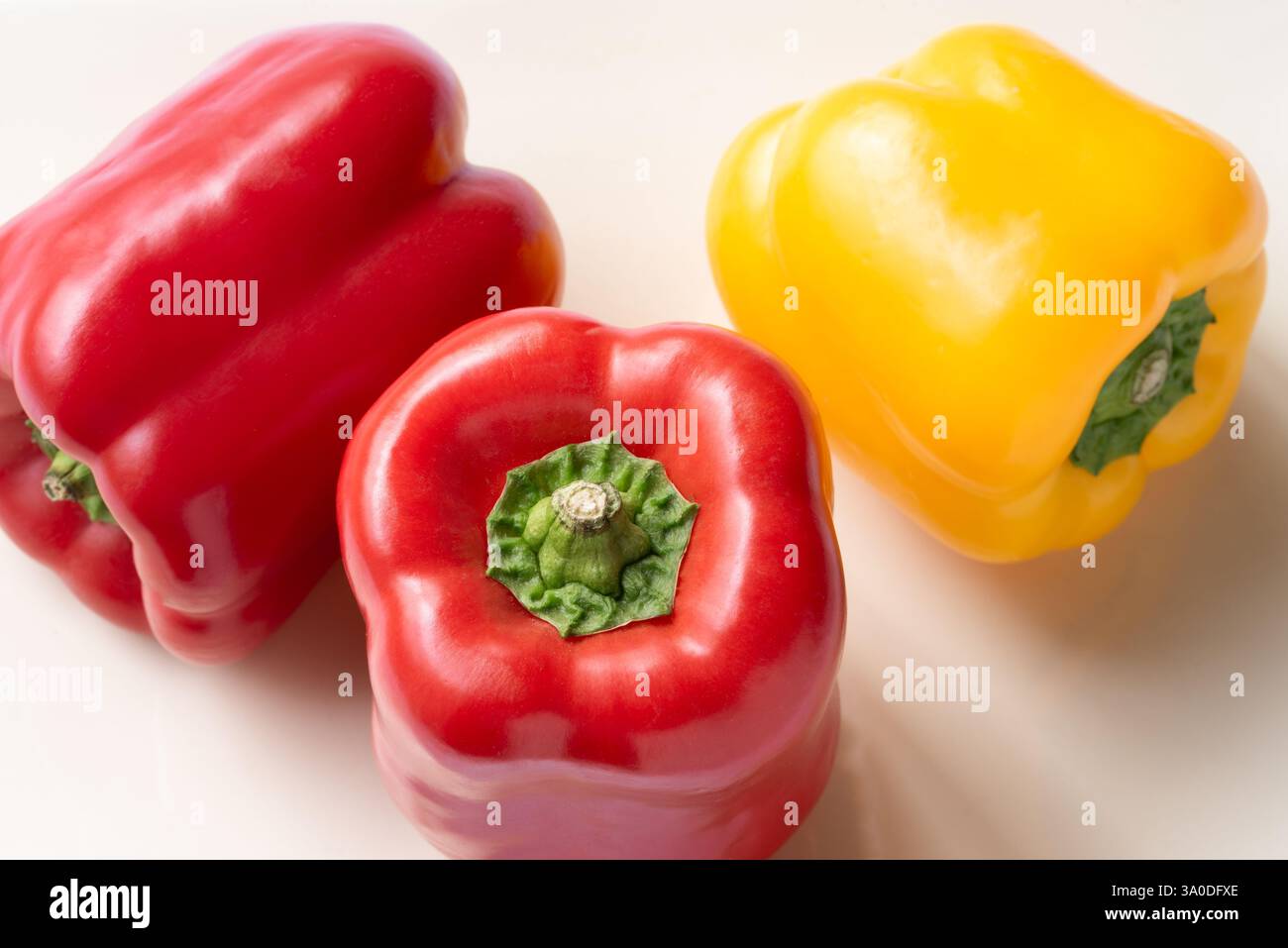 Rosso e Giallo i peperoni Foto Stock