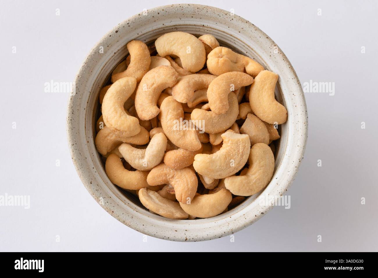 L'anacardi si dimezza in una ciotola Foto Stock