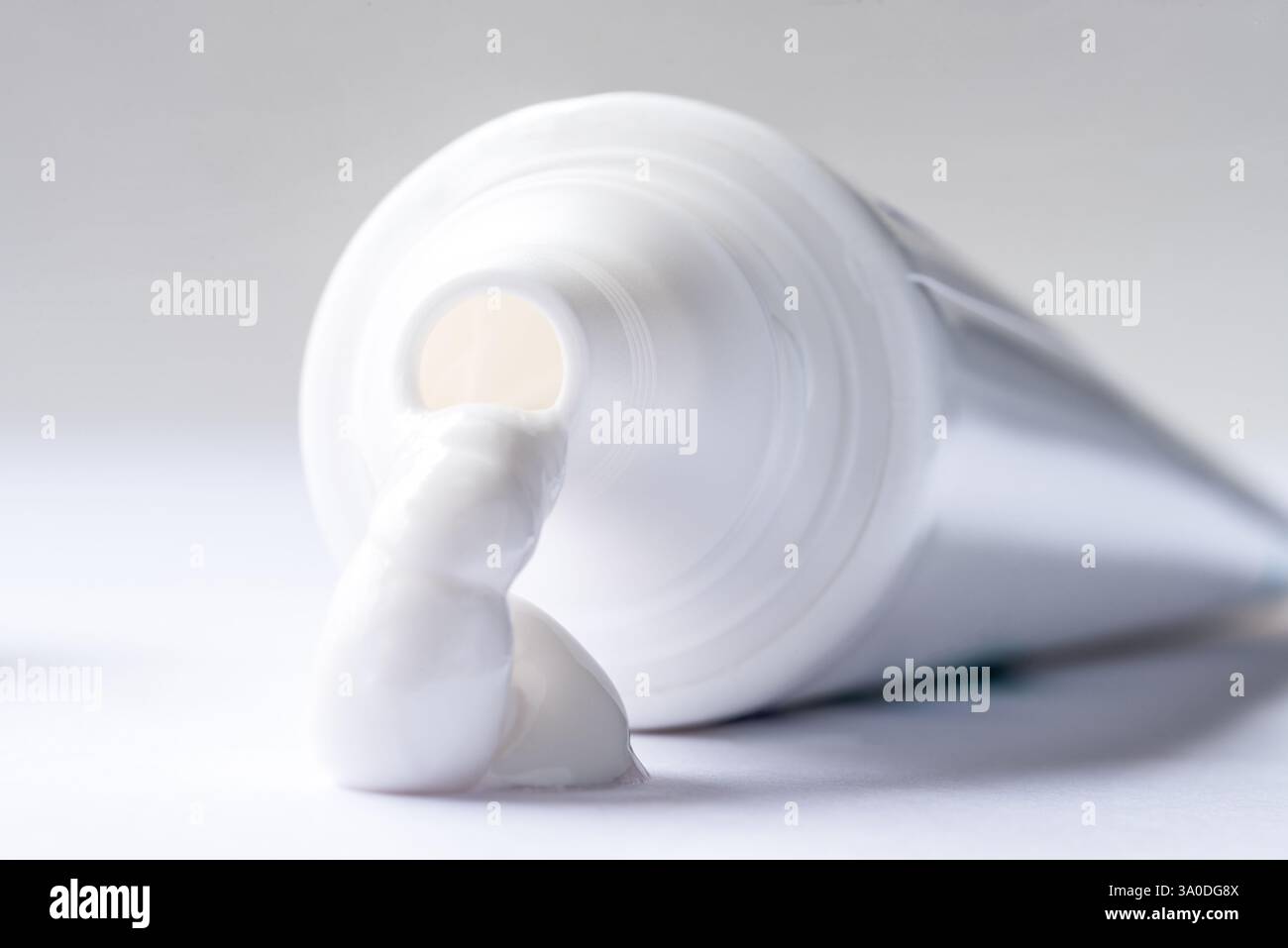 Dentifricio strizzato da un tubo Foto Stock