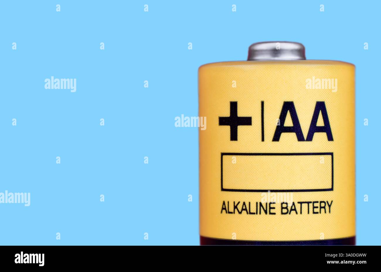 Primo piano macro della batteria elettrica alcalina AA su sfondo blu con spazio di copia Foto Stock