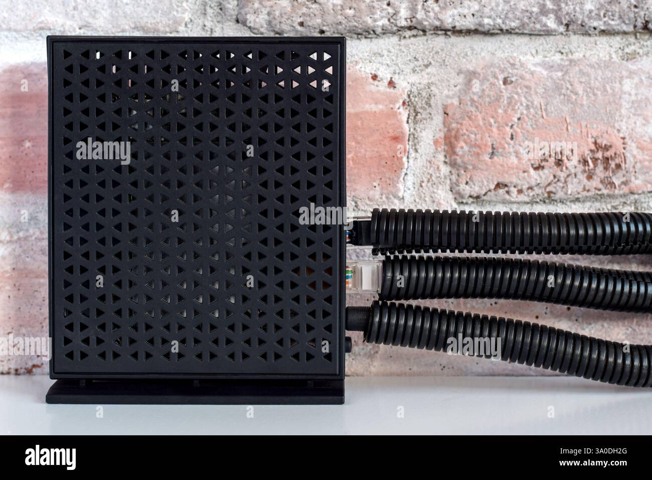 Guaina di protezione dei fili che copre i cavi elettrici di Internet Foto Stock