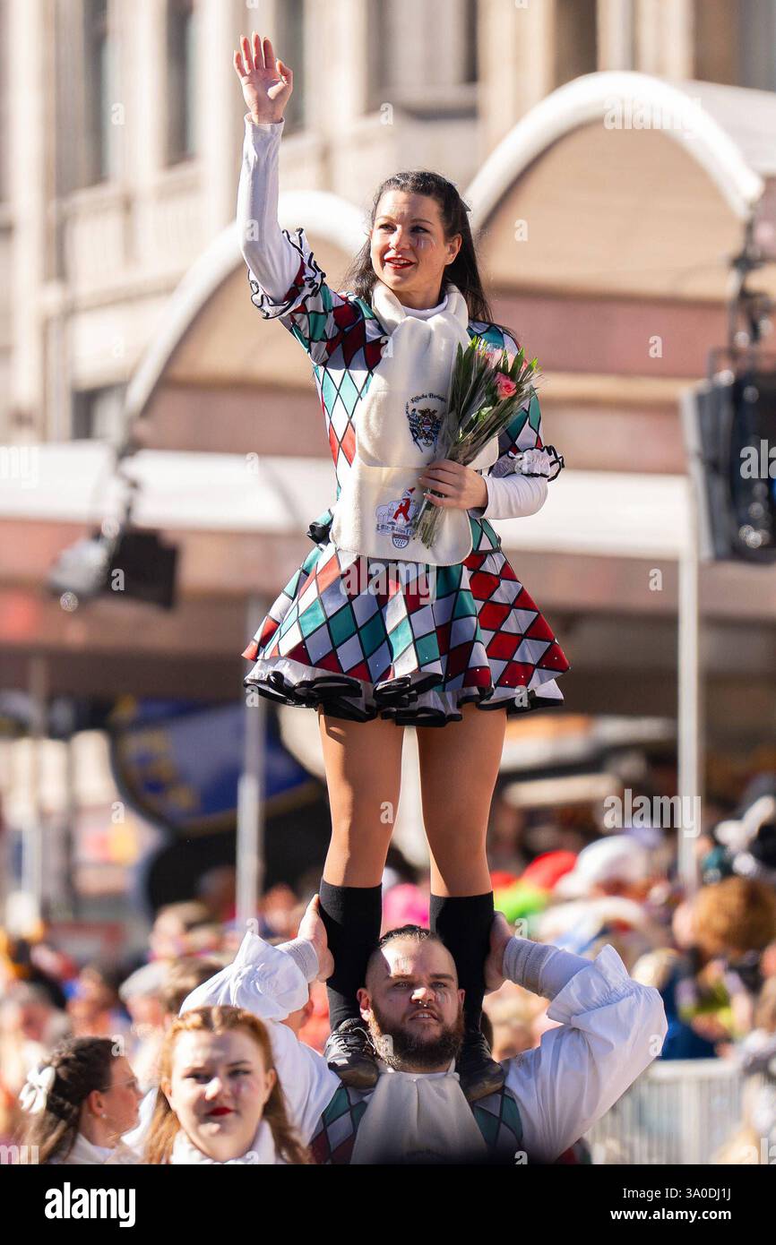 03.03.2025, Karneval Köln, Rosenmontagszug in der Kölner Innenstadt: Kölsch Harlequins Tänzerin winkt. Nordrhein-Westfahlen Deutschland *** 03 03 2025, Carnevale di Colonia, sfilata del lunedì delle rose nel centro di Colonia Kölsch ballerino di Harlequins che sventola la Renania settentrionale-Vestfalia Germania Foto Stock