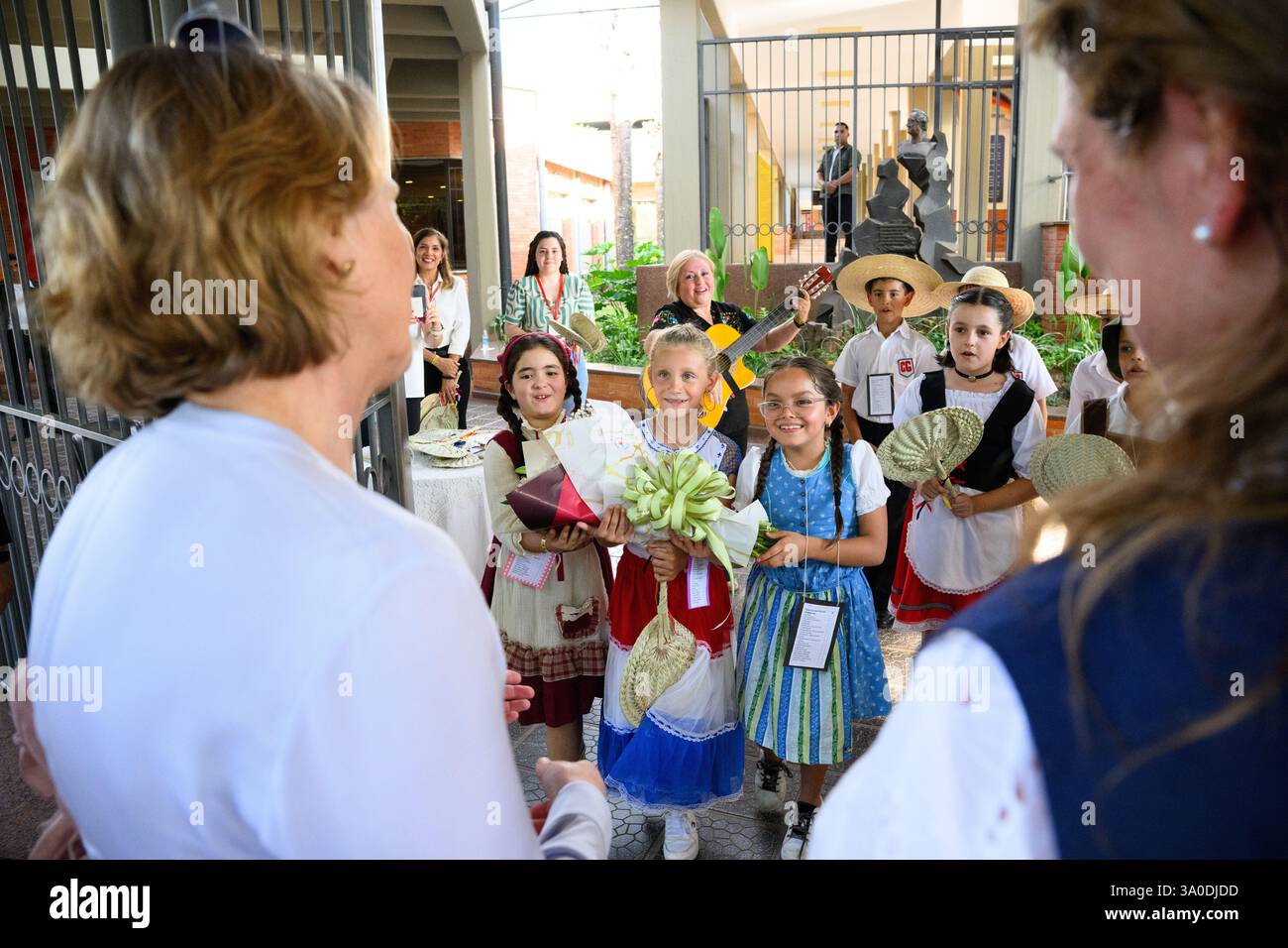 3 marzo 2025, Paraguay, Asunción: Gli alunni accolgono Elke Büdenbender (l), moglie del presidente tedesco Steinmeier, al partito scolastico del Colegio Goethe, la scuola tedesca di Asuncion. La Goethe School è stata fondata nel 1893 da immigrati tedeschi ed è una delle migliori scuole del paese. Durante il loro viaggio di una settimana in Sud America, il presidente Steinmeier e sua moglie visiteranno Uruguay, Paraguay e Cile. Foto: Bernd von Jutrczenka/dpa Foto Stock