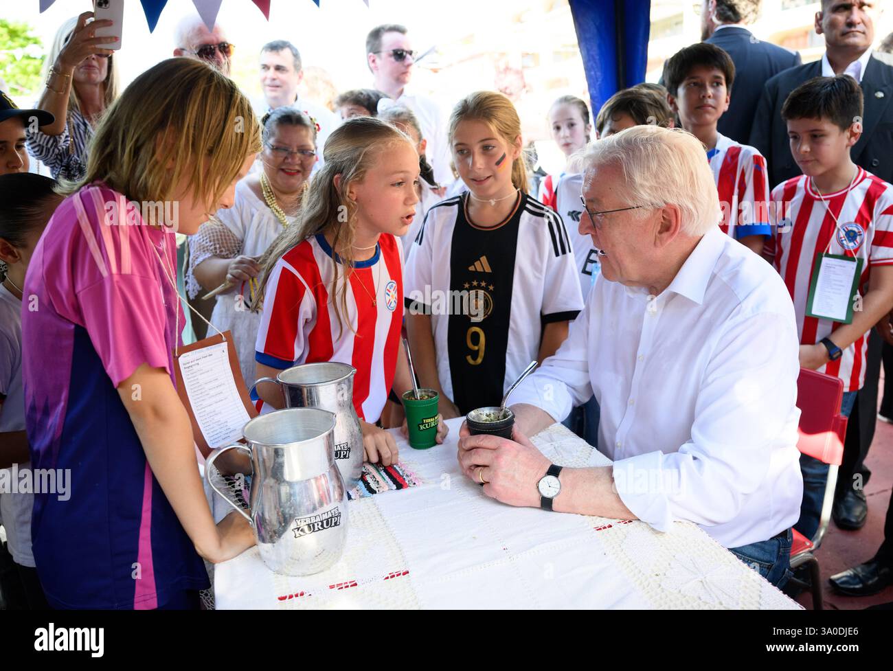 3 marzo 2025, Paraguay, Asunción: Il presidente federale Frank-Walter Steinmeier partecipa ad un festival scolastico presso il Colegio Goethe, la scuola tedesca di Asuncion. La Goethe School è stata fondata nel 1893 da immigrati tedeschi ed è una delle migliori scuole del paese. Il presidente federale Steinmeier e sua moglie visitano Uruguay, Paraguay e Cile durante il loro viaggio di una settimana in Sud America. Foto: Bernd von Jutrczenka/dpa Foto Stock