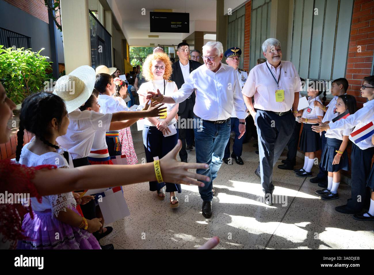 3 marzo 2025, Paraguay, Asunción: Il presidente federale Frank-Walter Steinmeier partecipa ad un festival scolastico presso il Colegio Goethe, la scuola tedesca di Asuncion. La Goethe School è stata fondata nel 1893 da immigrati tedeschi ed è una delle migliori scuole del paese. Il presidente federale Steinmeier e sua moglie visitano Uruguay, Paraguay e Cile durante il loro viaggio di una settimana in Sud America. Foto: Bernd von Jutrczenka/dpa Foto Stock