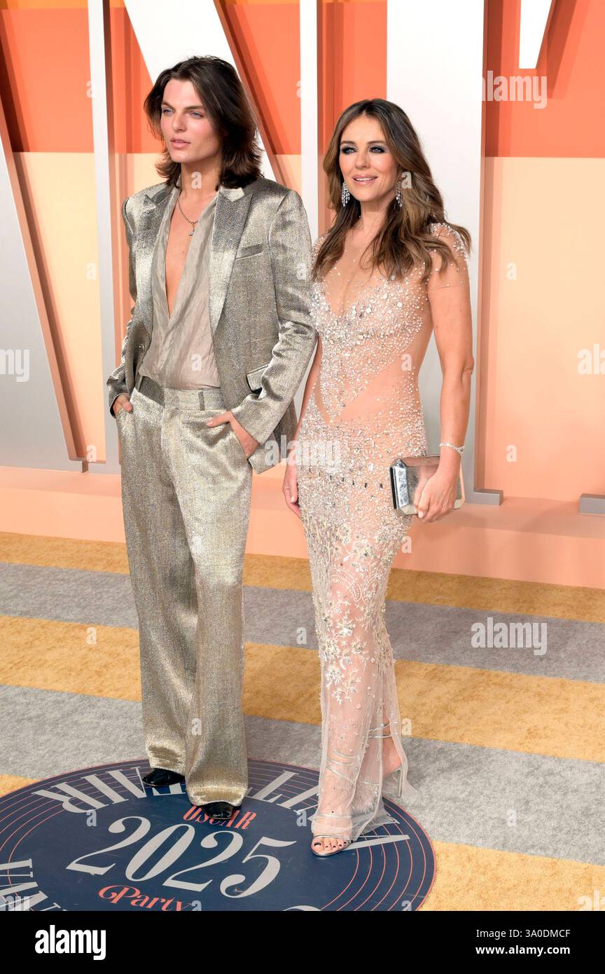Damian Hurley mit Mutter Elizabeth Hurley bei der Vanity Fair Oscar Party 2025 anlässlich der 97. Oscar-Verleihung im Wallis Annenberg Center for the Performing Arts Beverly Hills, 02.03.2025 *** Damian Hurley con madre Elizabeth Hurley alla Vanity Fair Oscar Party 2025 in occasione dei 97 premi Oscar al Wallis Annenberg Center for the Performing Arts Beverly Hills, 02 03 2025 foto:XJ.xBlocx/xFuturexImagex Vanity_5657 Foto Stock