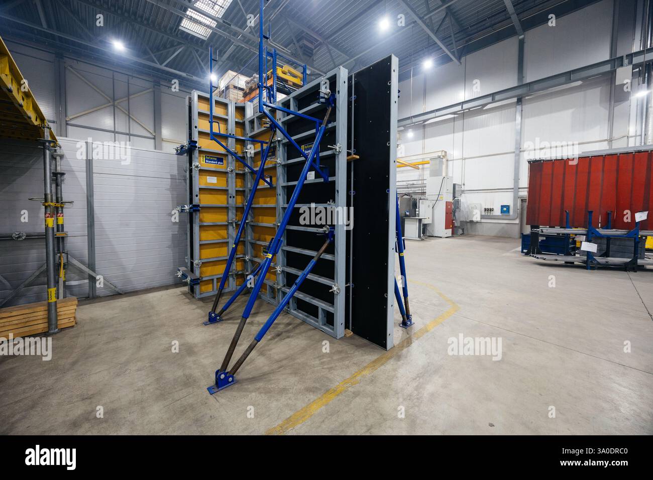 Produzione di strutture edili. Casseforme per costruzioni in calcestruzzo. Foto Stock