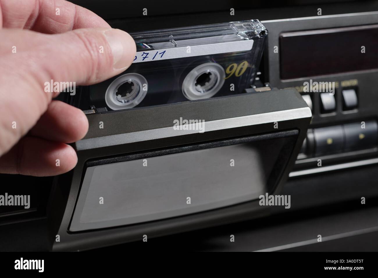 Inserire una cassetta compatta nel deck rcorder del lettore di cassette hi-fi Foto Stock