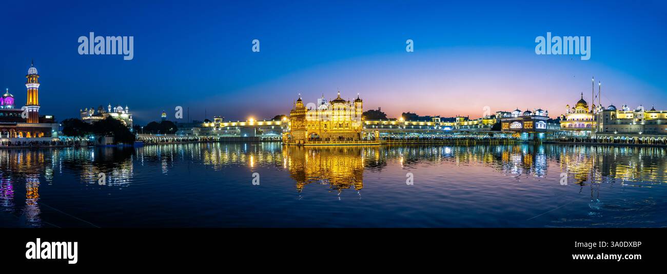 Panorama del Tempio d'Oro, o Harmandir Sāhib, che mostra tutta la sua gloria con il cielo colorato al tramonto. Amritsar, Punjab, India. Foto Stock Panorama del Tempio d'Oro, o Harmandir Sāhib, che mostra tutta la sua gloria con il cielo colorato al tramonto. Amritsar, Punjab, India. Foto Stock