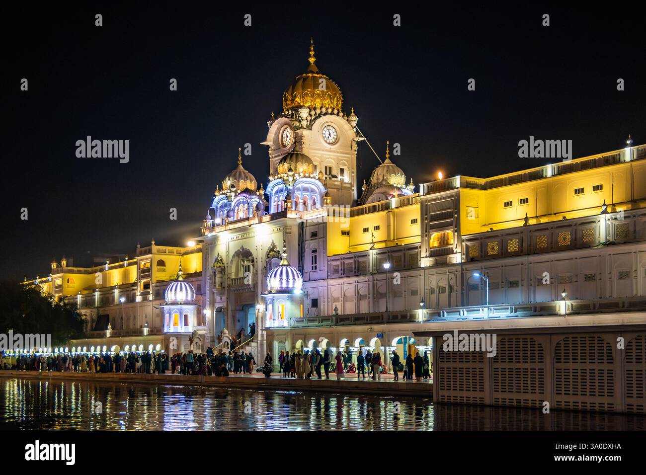 La Torre dell'Orologio del complesso del Tempio d'Oro in serata. Amritsar, Punjab, India. Foto Stock