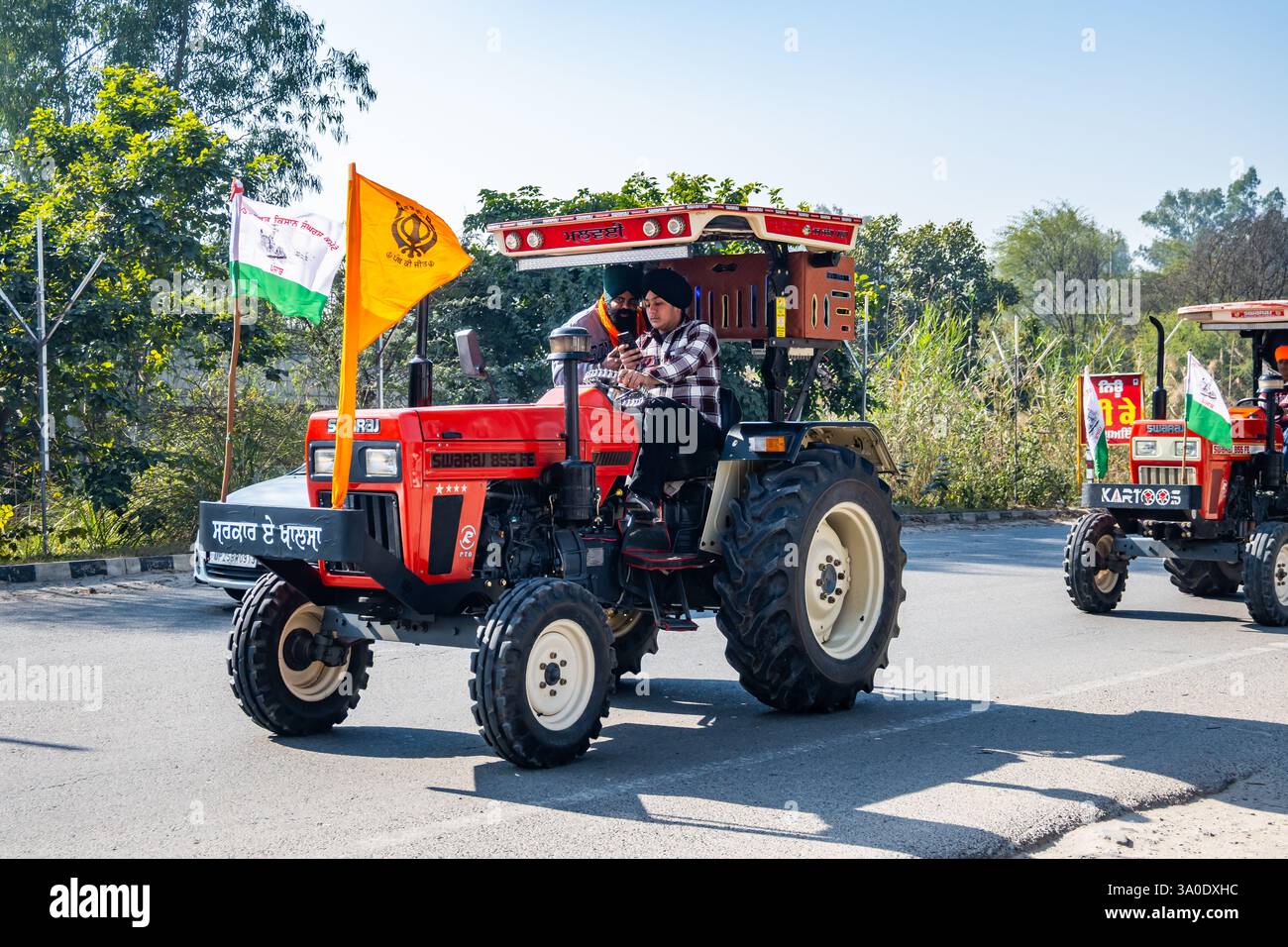 Gli agricoltori locali sfilano sui loro trattori. Punjab, India. Foto Stock