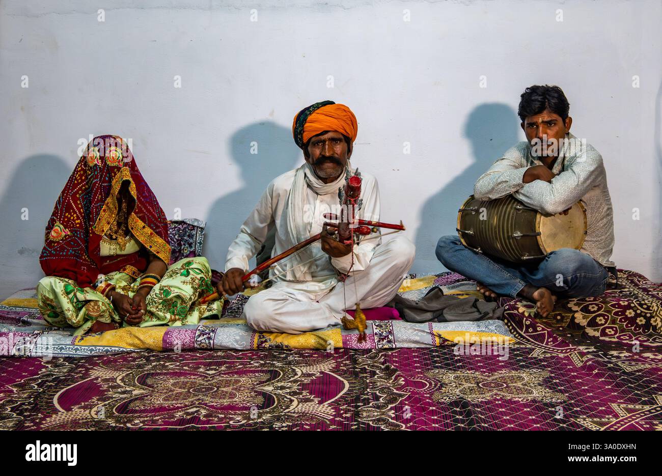 Musicisti locali eseguono musica folk tradizionale. Rajasthan, India. Foto Stock