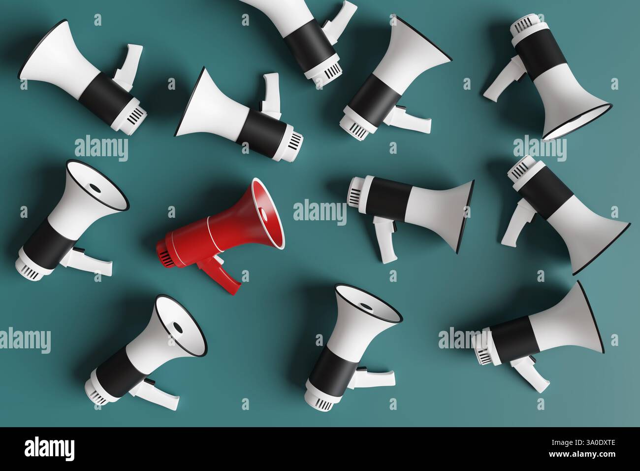 Megafono rosso tra i megafoni bianchi e neri posizionati in modo casuale su sfondo verde. Concetto di annuncio, comunicazione e libertà di parola Foto Stock
