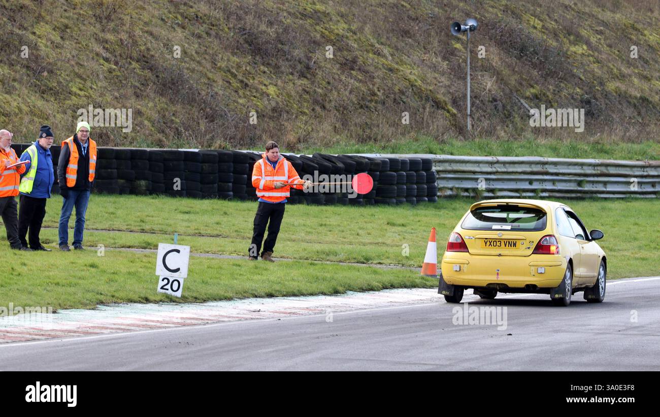 Febbraio 2025 - Stop Go Control al raduno di targa del Yellow Box Festival del Bath Motor Club a Castle Combe Foto Stock
