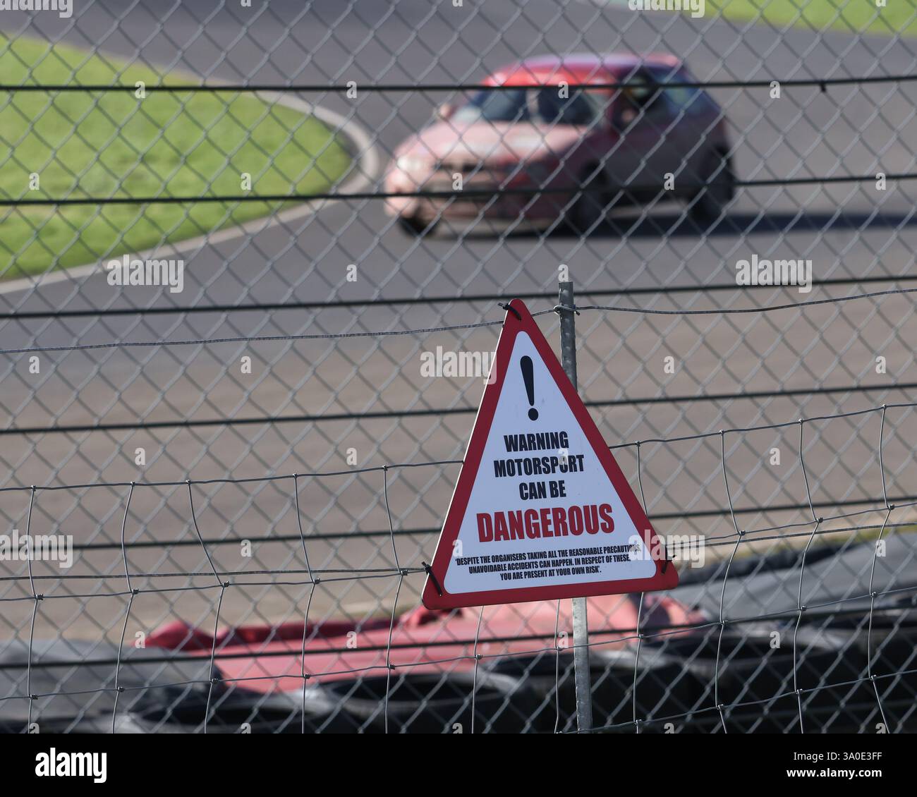 Febbraio 2025 - lo sport motoristico è pericoloso al Bath Motor Club Yellow Box Festival targa rally a Castle Combe Foto Stock