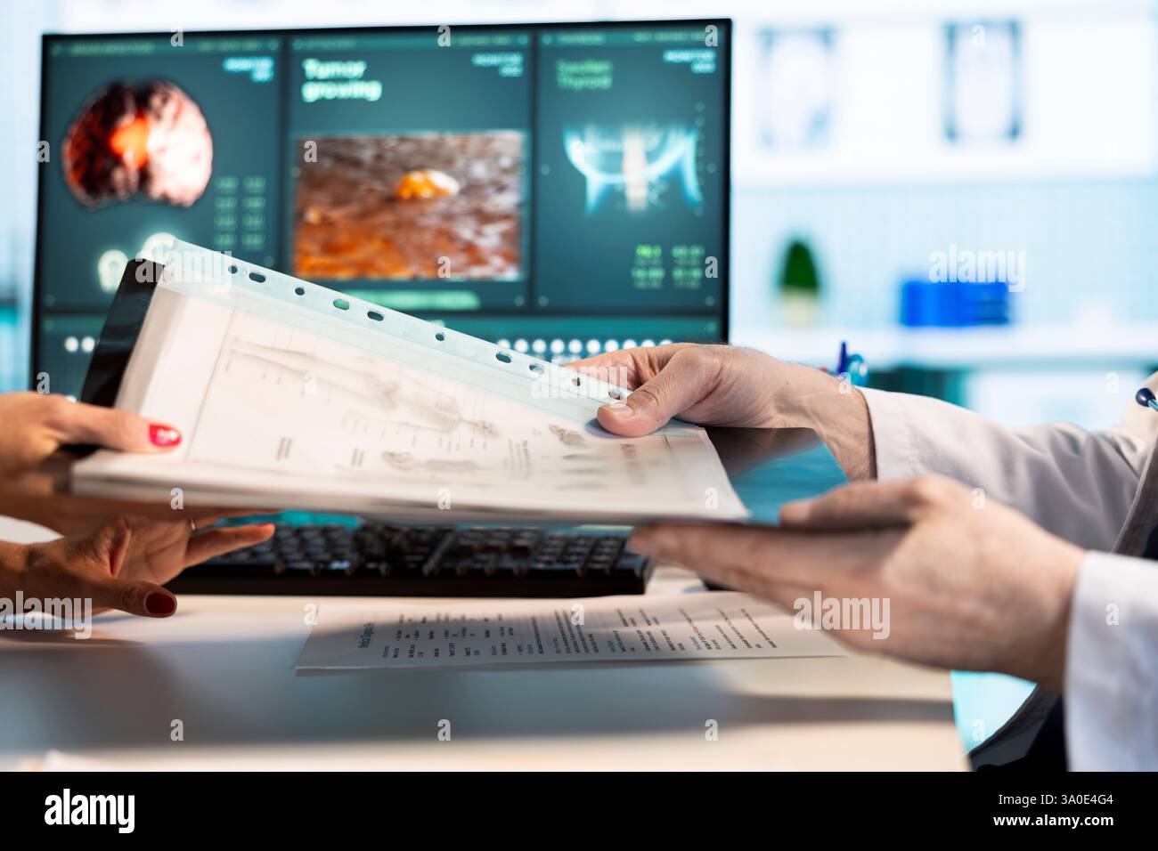 Lo specialista medico fornisce i file con l'anamnesi medica alla donna paziente dopo la visita di controllo, offrendo le registrazioni e i dati clinici con i risultati dei test più vecchi. Il dottore offre i suoi consigli. Primo piano. Foto Stock