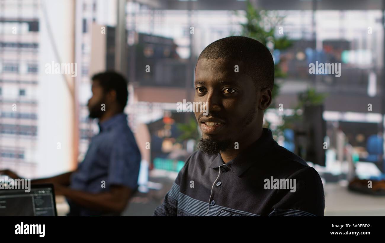 Ritratto di un programmatore soddisfatto che lavora con l'intelligenza artificiale con apprendimento automatico, fondamentale per i sistemi autonomi. Ingegnere software ottimista che trasforma i dati in modelli predittivi, telecamera A. Foto Stock