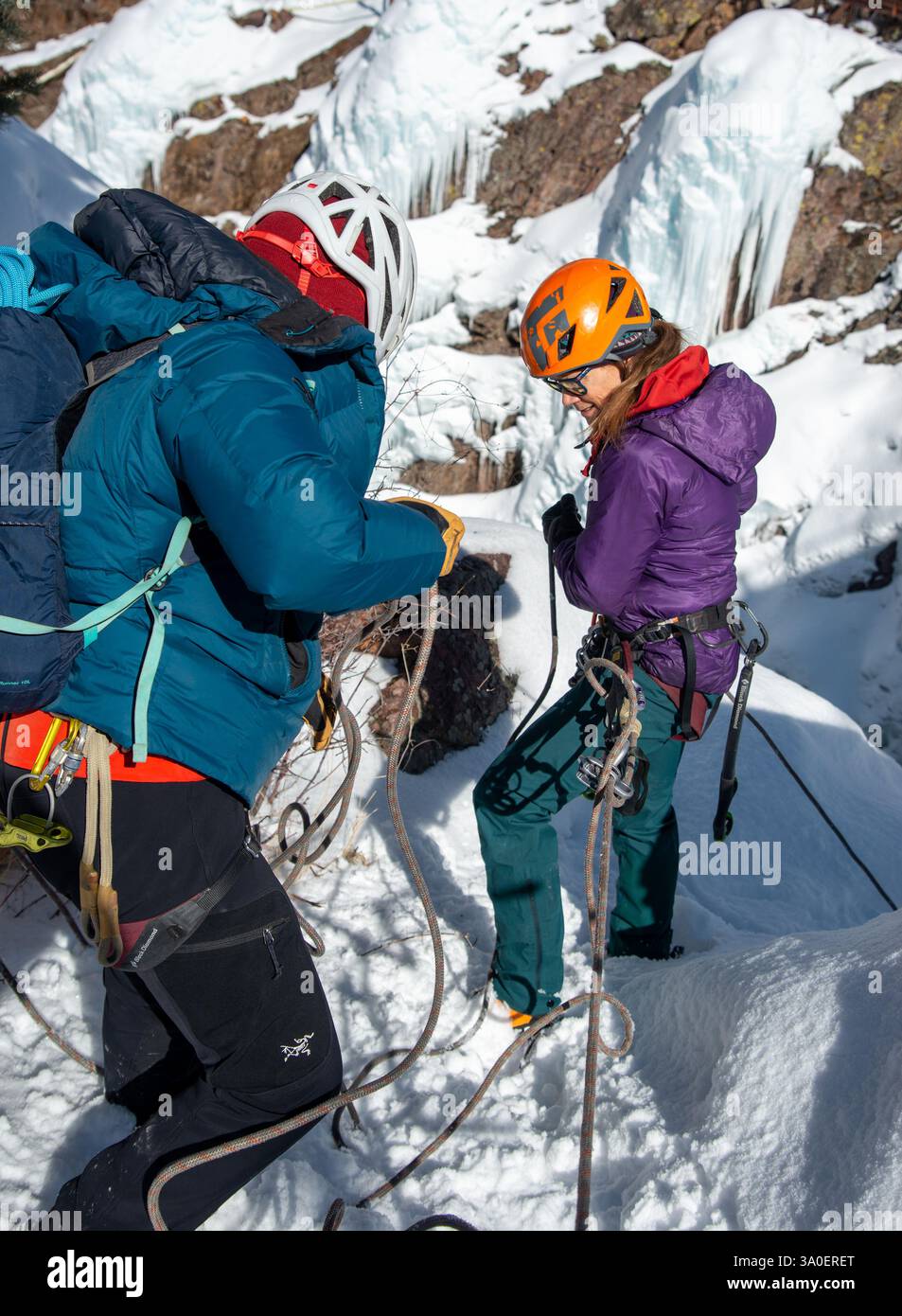 Due donne adulte che arrampicano su ghiaccio nell'Ouray Ice Park, nelle San Juan Mountains, Colorado. Foto Stock