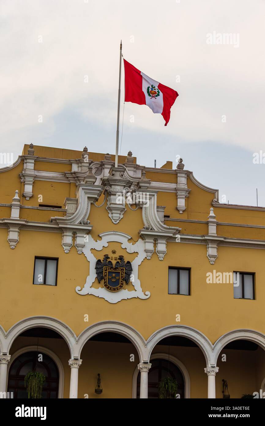 Bandiera peruviana al municipio di Lima - Perù Foto Stock