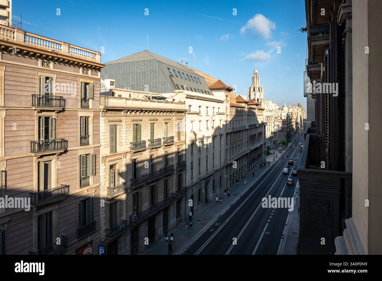 Facciata di un vecchio edificio coloniale con finestre a Barcellona, Spagna. Edifici in prospettiva in città Foto Stock