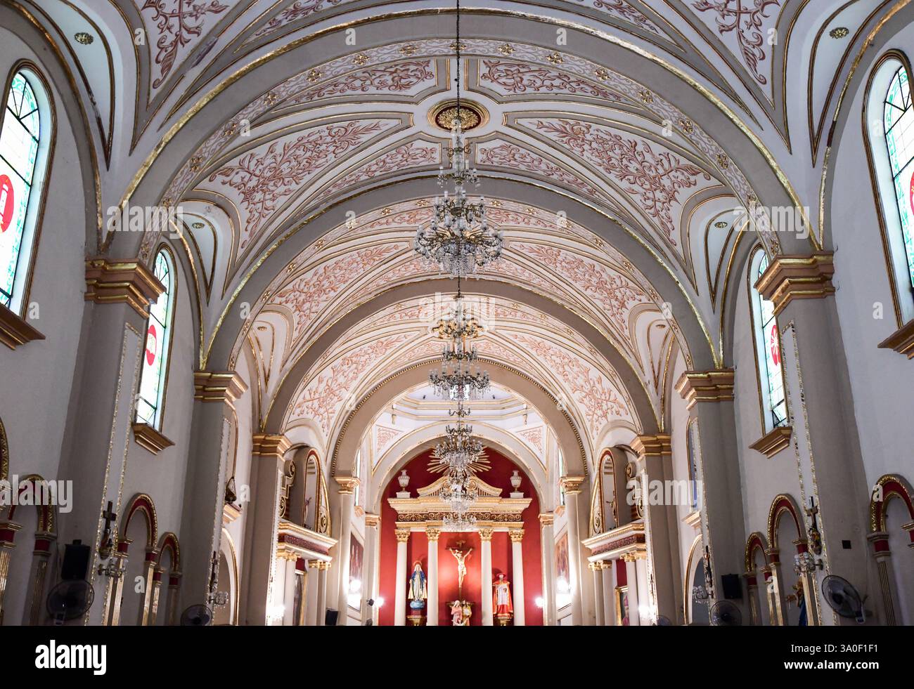 All'interno della chiesa Parroquia de San Jerónimo a Coatepec, stato di Veracruz in Messico Foto Stock