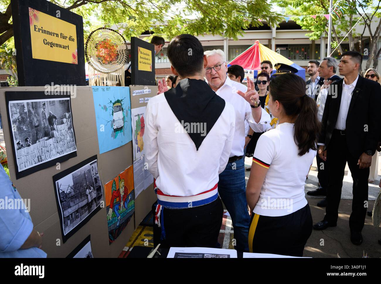 3 marzo 2025, Paraguay, Asunción: Il presidente federale Frank-Walter Steinmeier visita un festival scolastico al Colegio Goethe, la scuola tedesca di Asuncion, dove parla con gli alunni. La Goethe School è stata fondata nel 1893 da immigrati tedeschi ed è una delle migliori scuole del paese. Il presidente federale Steinmeier e sua moglie visitano Uruguay, Paraguay e Cile durante il loro viaggio di una settimana in Sud America. Foto: Bernd von Jutrczenka/dpa Foto Stock