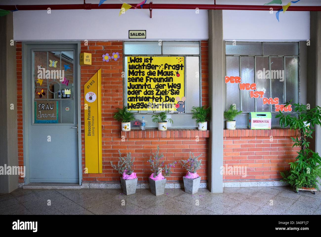 3 marzo 2025, Paraguay, Asunción: Ufficio del capo della scuola elementare del Colegio Goethe, la scuola tedesca di Asuncion. La Goethe School è stata fondata nel 1893 da immigrati tedeschi ed è una delle migliori scuole del paese. Foto: Bernd von Jutrczenka/dpa Foto Stock