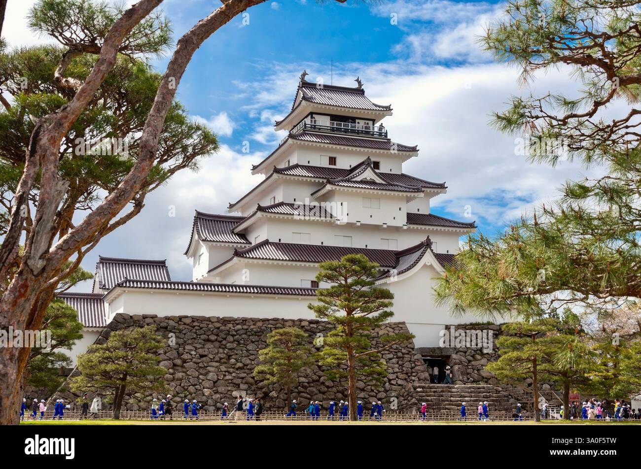 Le foto mostrano il castello di Tsuruga-jo, l'unico castello in Giappone con tegole rosse, nella città di Aizuwakamatsu, prefettura di Fukushima, Giappone. Foto Stock