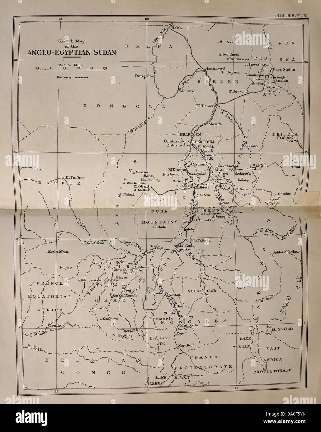 Ibis London ha pubblicato per la British Ornithologists' Union da Academic Press Ornithology Periodicals, Una mappa storica che illustra le regioni del Sudan anglo-egiziano, illustrando varie caratteristiche geografiche come fiumi, insediamenti e percorsi di viaggio. Numerosi toponimi sono contrassegnati, mostrando le divisioni amministrative e la disposizione delle città e delle città chiave durante questa epoca. La mappa fornisce una rappresentazione visiva del paesaggio socio-politico, evidenziando le aree di interesse per l'esplorazione, le rotte commerciali e i confini territoriali stabiliti all'epoca. Questo reparto cartografico Foto Stock
