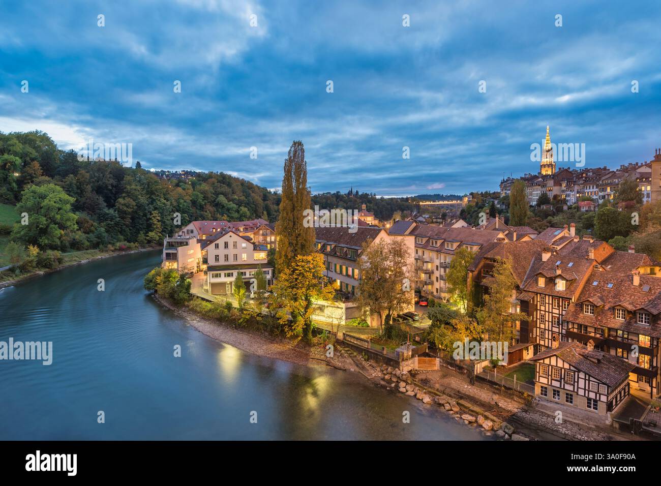 Berna (Berna) Svizzera skyline notturno della città vecchia e fiume Aare nella stagione autunnale Foto Stock