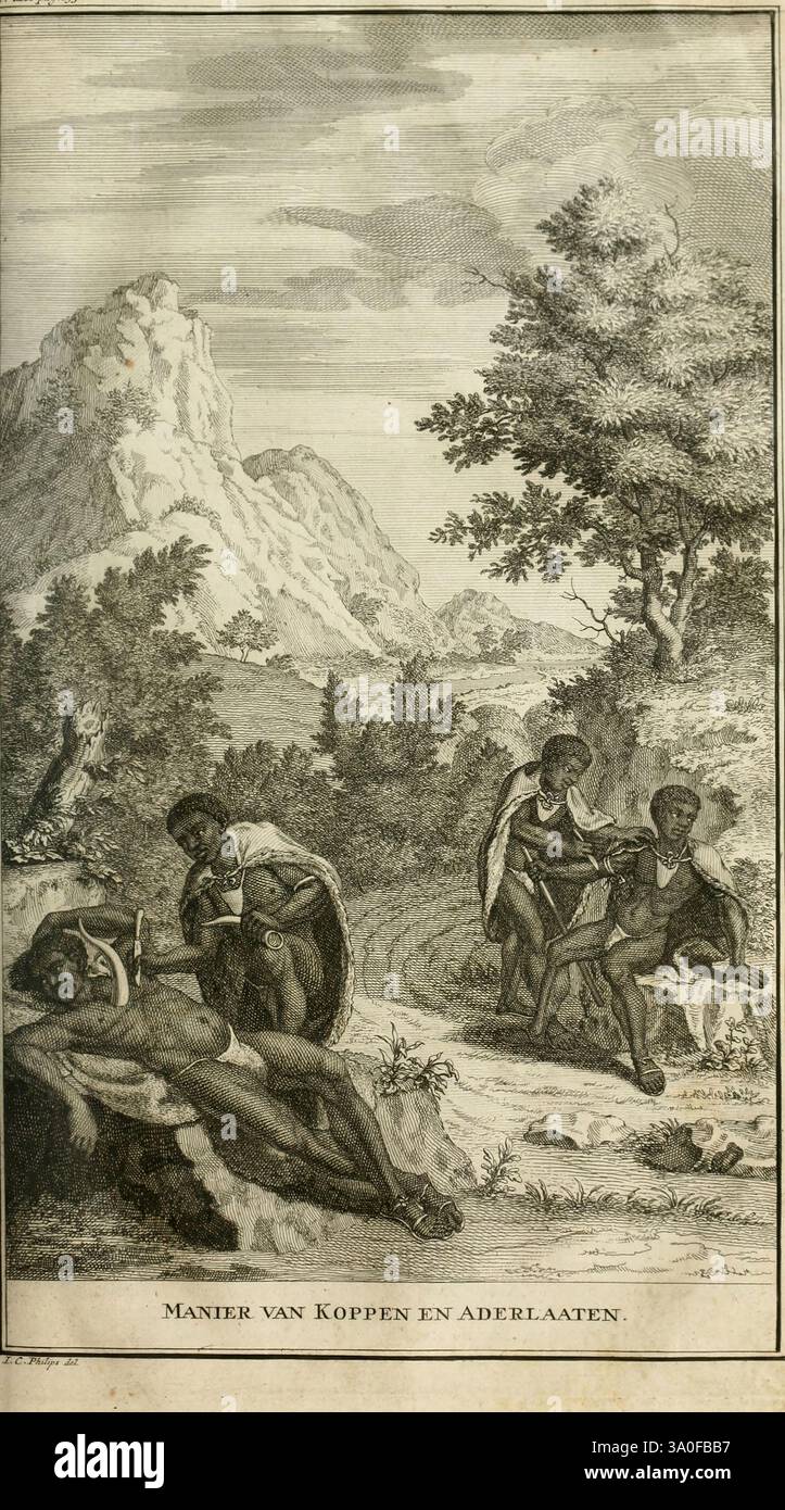 Naaukeurige en uitvoerige beschryving van Kaap de Goede Hoop, Amsterdam, di B. Lakeman,1727, Sudafrica, storia naturale, capo di buona speranza, descrizione e viaggio, Capo di buona speranza Sud Africa, popolo africano di Khoikhoi. la scena raffigura un paesaggio sereno con aspre montagne sullo sfondo e un sentiero tortuoso. In primo piano, un gruppo di individui è impegnato in varie attività. Una figura è sdraiata pacificamente, sembra rilassata, mentre altre tendono a svolgere compiti nelle vicinanze, tra cui un individuo che sembra preparare qualcosa con uno strumento. L'atmosfera generale trasmette Foto Stock