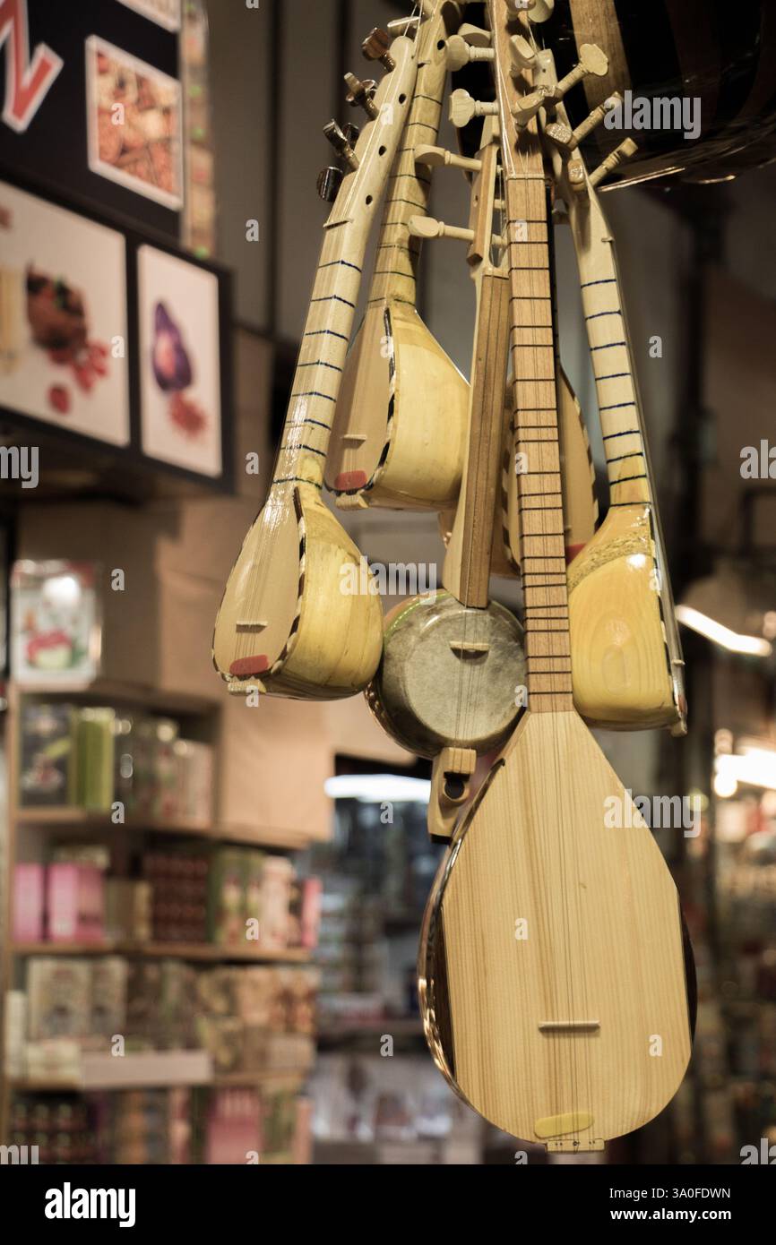 Impostare turco di strumento musicale saz in un bazar Foto Stock