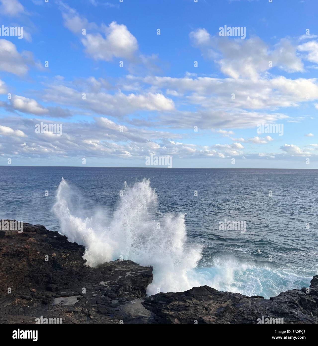 Ocean Waves che si schiantano a terra - Immagine stock catturata con smartphone