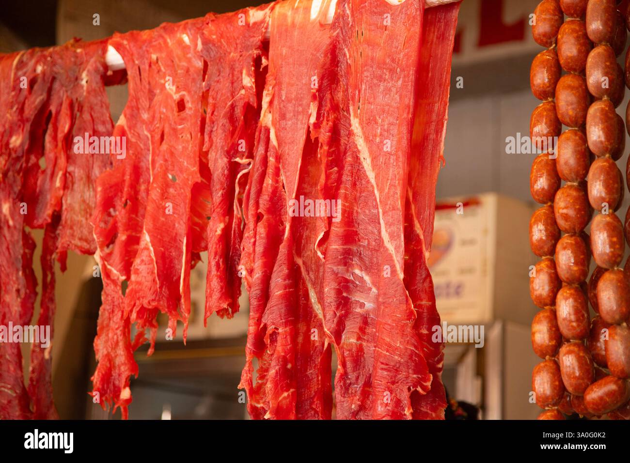 Carne di manzo strappata. Chiosco di carne nel mercato centrale della città di Oaxaca in Messico. Foto Stock