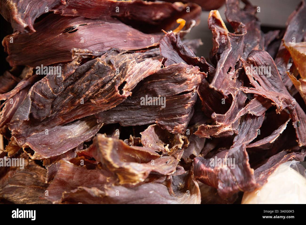 Carne di manzo strappata. Chiosco di carne nel mercato centrale della città di Oaxaca in Messico. Foto Stock