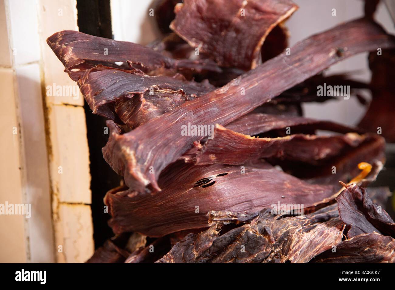 Carne di manzo strappata. Chiosco di carne nel mercato centrale della città di Oaxaca in Messico. Foto Stock