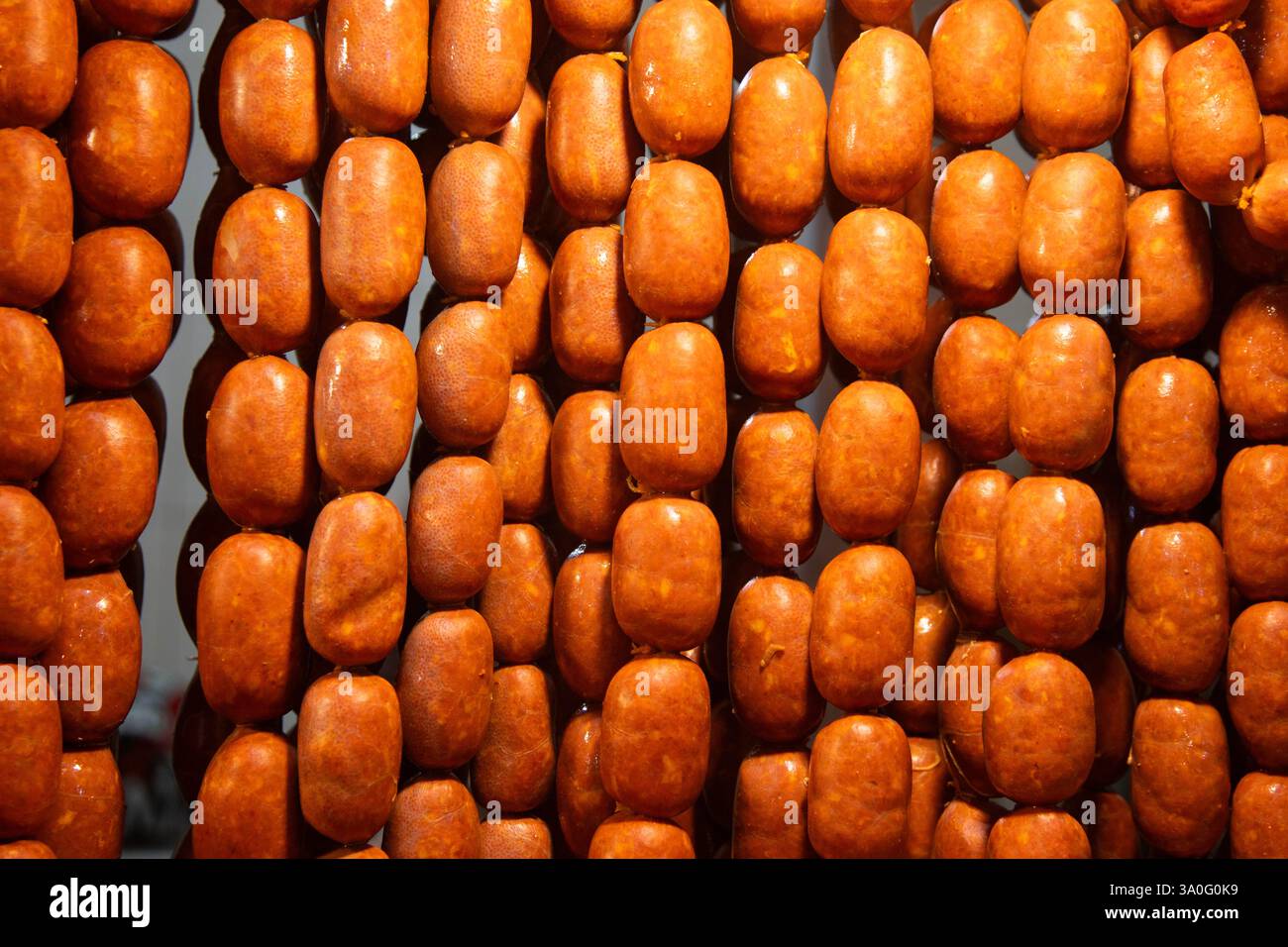 Carne di maiale chorizo. Chiosco di carne nel mercato centrale della città di Oaxaca in Messico. Foto Stock