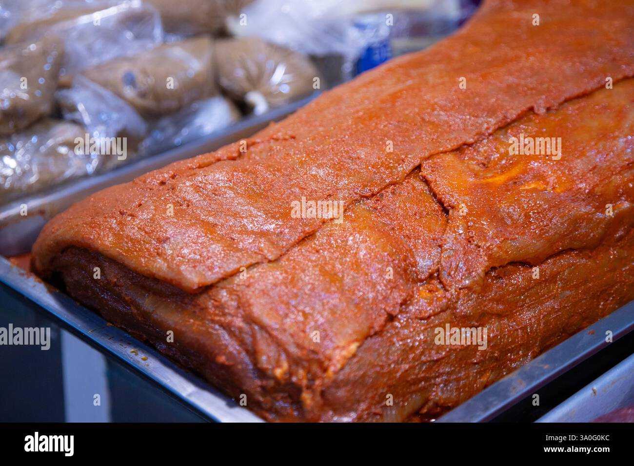 Carne di manzo strappata. Chiosco di carne nel mercato centrale della città di Oaxaca in Messico. Foto Stock