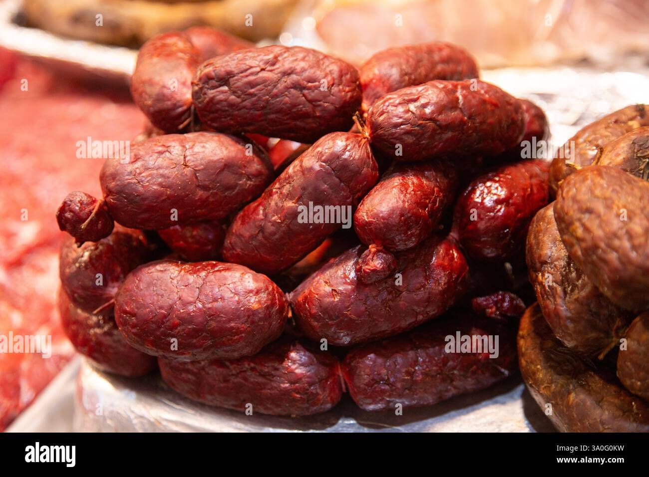 Carne di maiale chorizo. Chiosco di carne nel mercato centrale della città di Oaxaca in Messico. Foto Stock