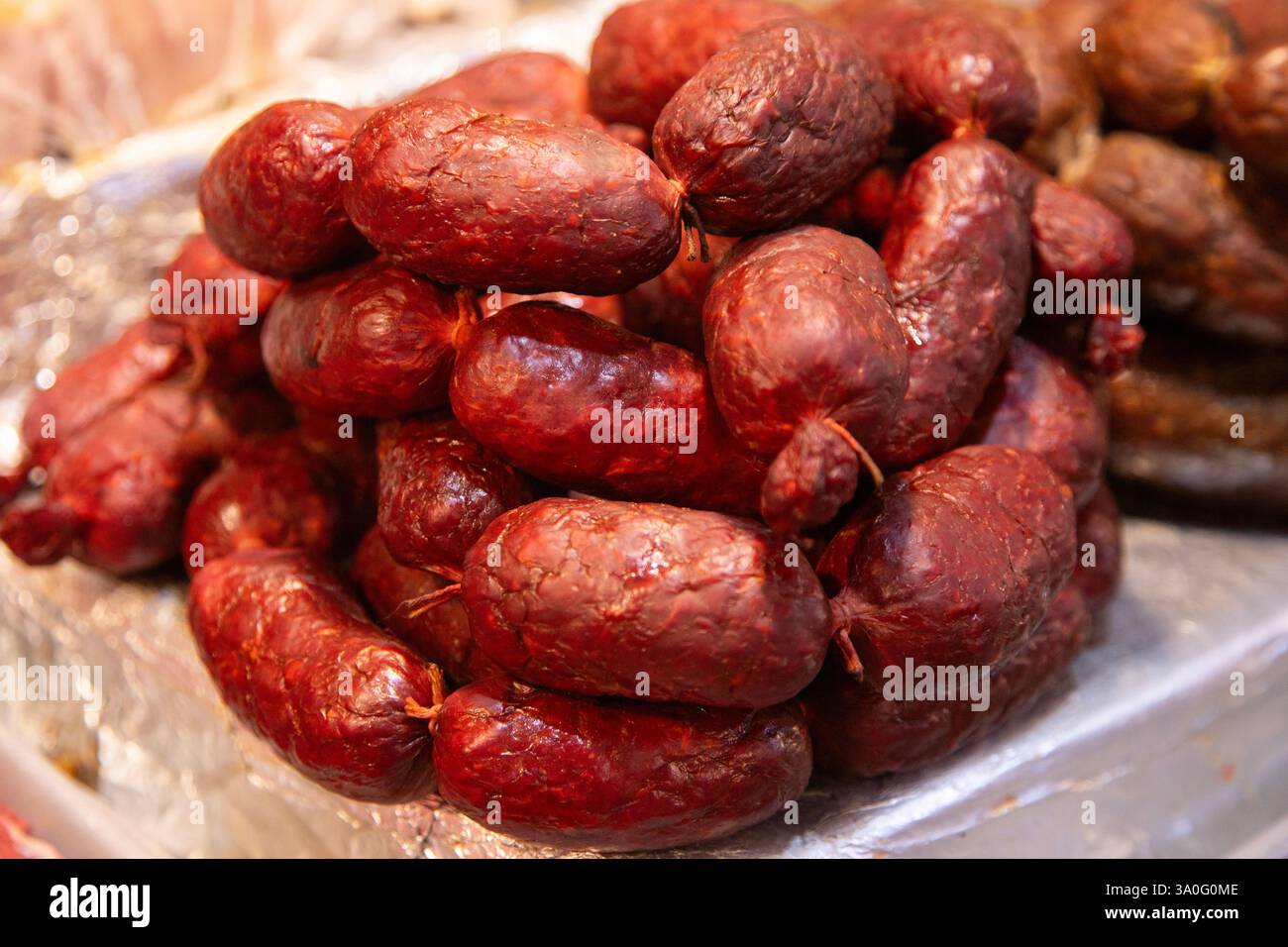 Carne di maiale chorizo. Chiosco di carne nel mercato centrale della città di Oaxaca in Messico. Foto Stock